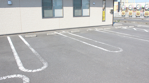 ローズマリー薬局の駐車場