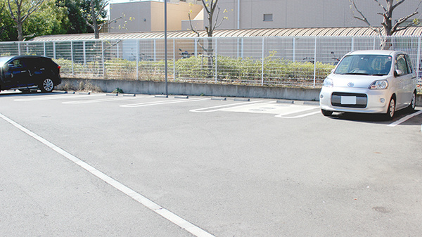日本調剤　古河西薬局の駐車場