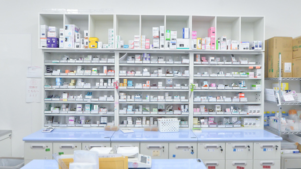 あやめ薬局古河店の薬棚