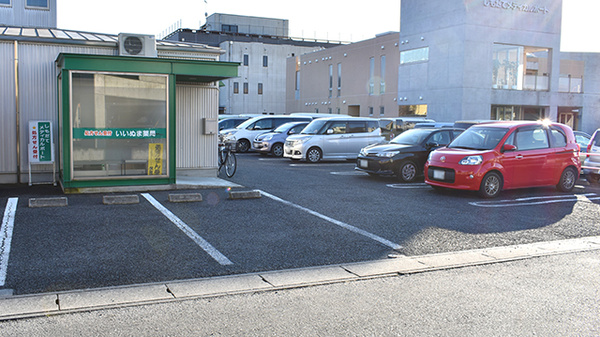 花・花薬局下岡崎店の駐車場