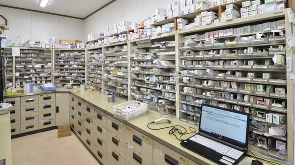 大成堂薬局中根店の薬棚