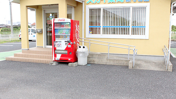スカイ薬局新守谷店の入口