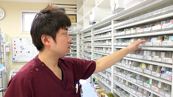 スカイ薬局新守谷店の作業風景