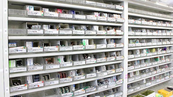 スカイ薬局新守谷店の薬棚