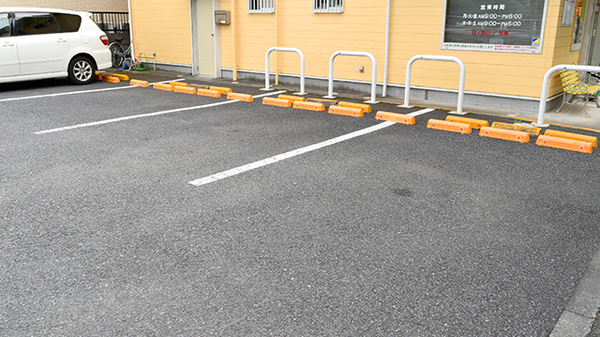 絹の台ふれあい薬局の駐車場