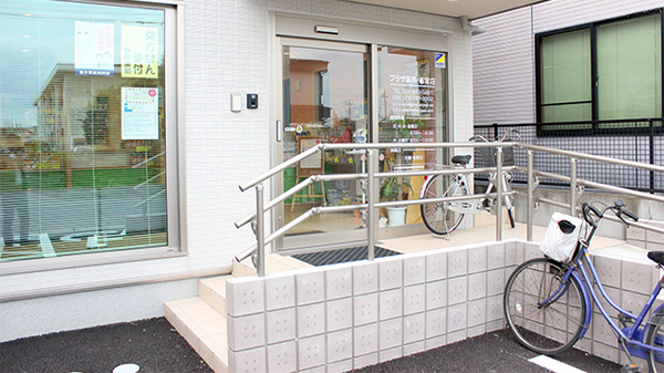 プラザ薬局雀宮店の入口