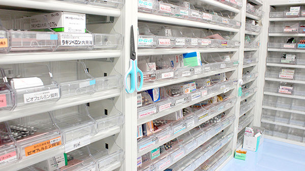 プラザ薬局雀宮店の薬棚
