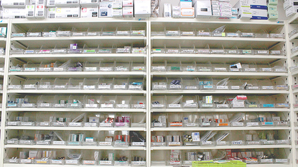 スミレ薬局の薬棚