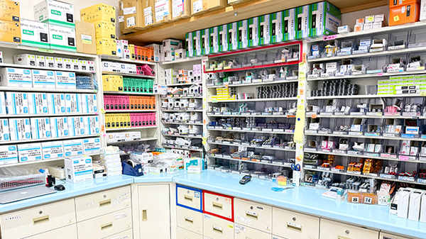 花・花薬局上高間木店の薬棚