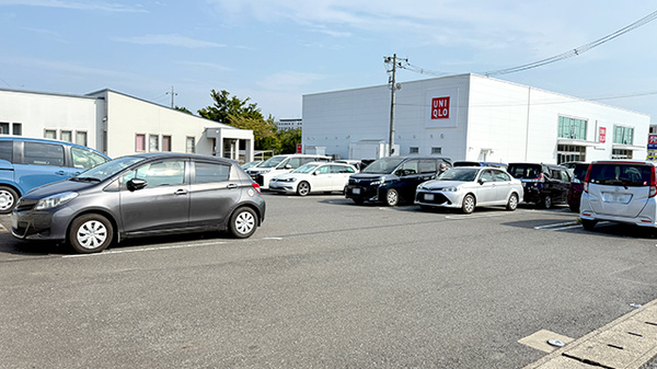 花・花薬局上高間木店の駐車場