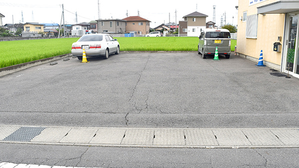 二の宮薬局野中店の駐車場