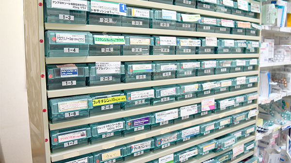 二の宮薬局野中店の薬棚