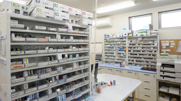 あらまき薬局の薬棚