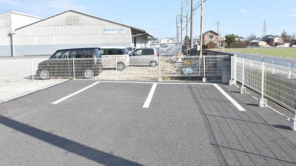 ファミル薬局朝倉店の駐車場