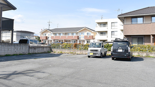 クローバー薬局の駐車場