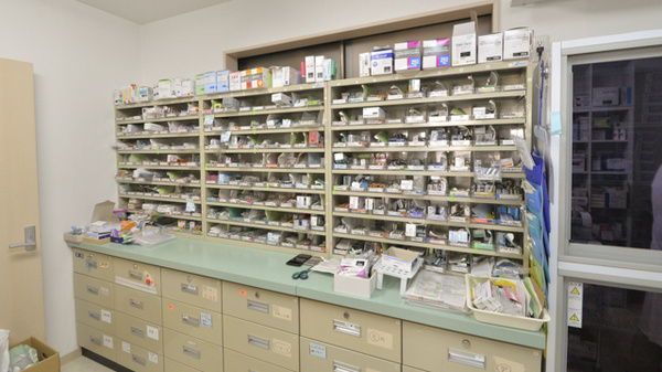 ホシノ薬局連取店の薬棚