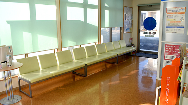 花・花薬局伊勢崎境店の待合スペース