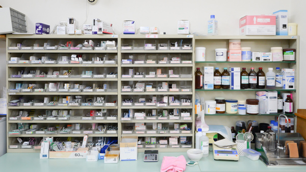 けんざき薬局の薬棚