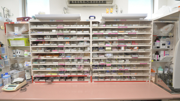 順化堂薬局の薬棚