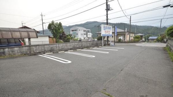 倉渕薬局の駐車場