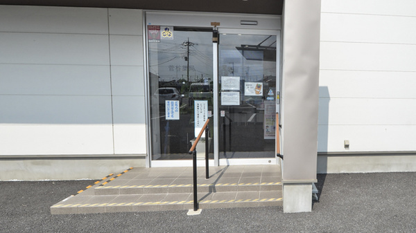 菅谷薬局の入口