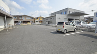 菅谷薬局の駐車場