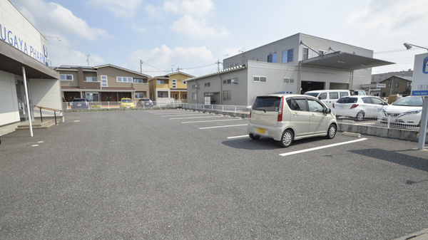 菅谷薬局の駐車場