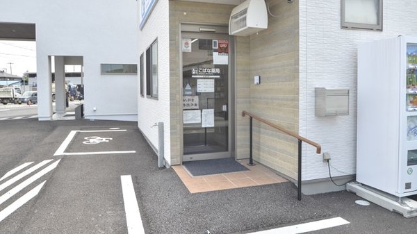 こばな薬局の入口