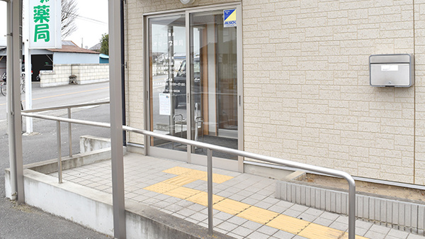 オリーブ薬局の入口