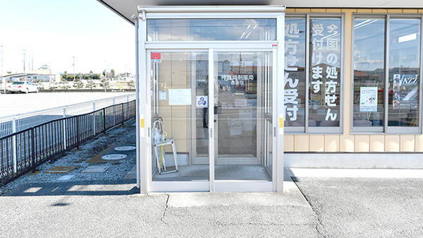 神農調剤薬局邑楽店の入口