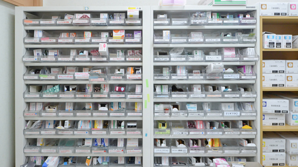 エンドー薬局あざみ店の薬棚