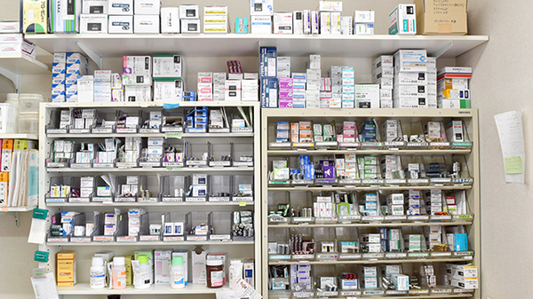 やまとどう戸塚薬局の薬棚
