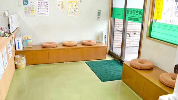 みさき薬局　霞ヶ関店の待合スペース