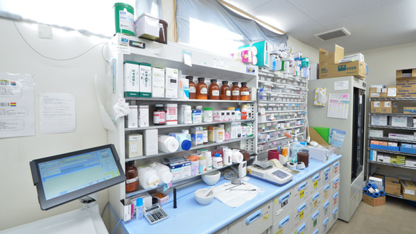 あやめ薬局川越店の薬棚