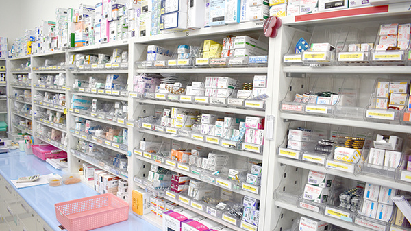 ライオン薬局　春日部2号店の薬棚