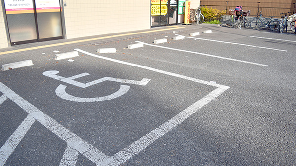 つばさ薬局八潮店の駐車場