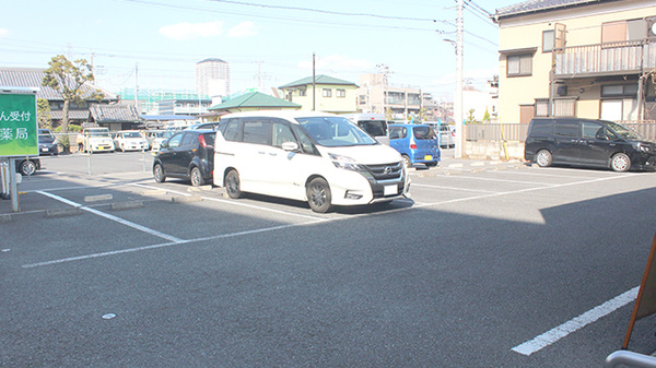 薬樹薬局　草加の駐車場