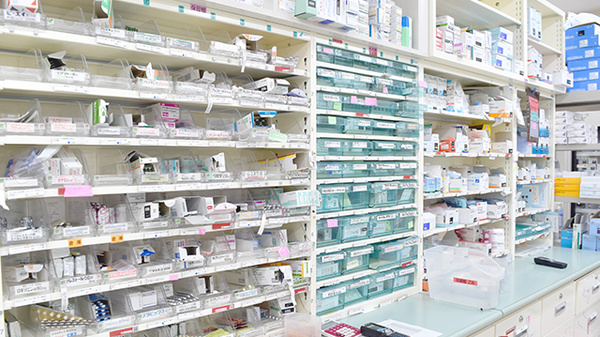 第一薬局の薬棚