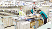 本町薬局の作業風景