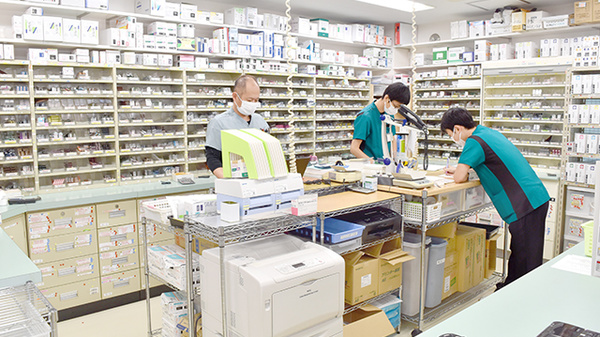 本町薬局の作業風景