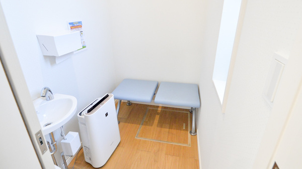アカネ薬局１号店の感染予防待合スペース