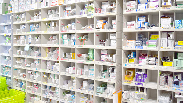 狭山調剤薬局の薬棚