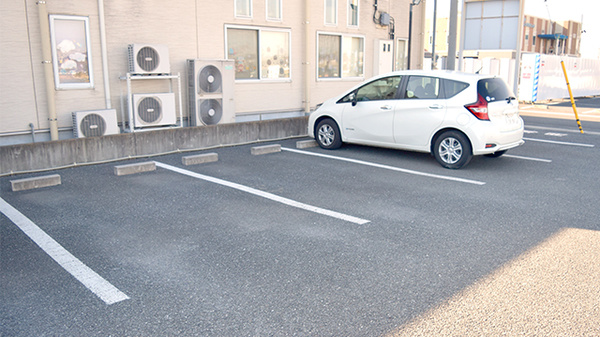 エルム薬局の駐車場