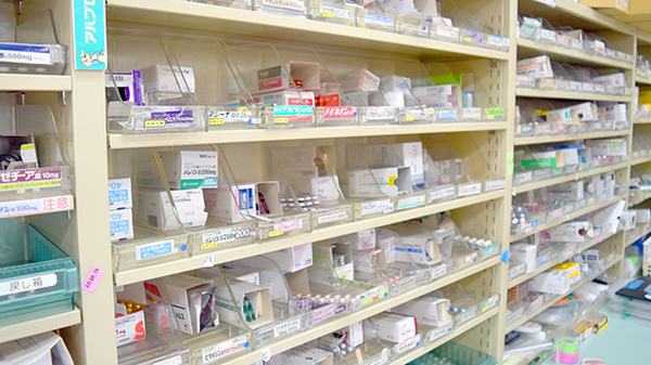 やよい薬局の薬棚