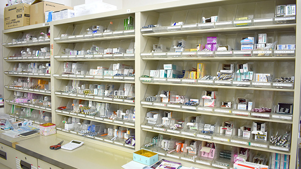 東小川薬局の薬棚