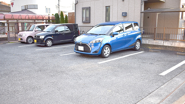東小川薬局の駐車場