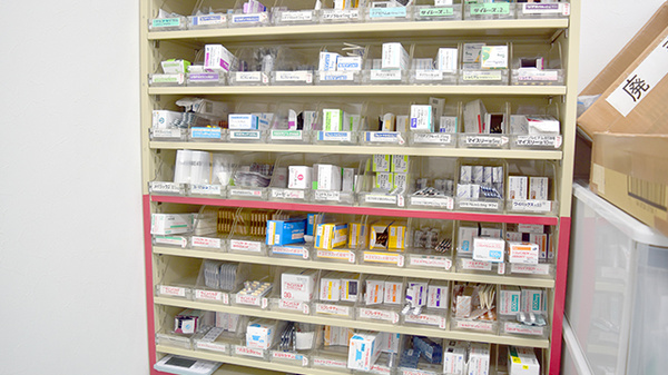 ゆかり薬局の薬棚