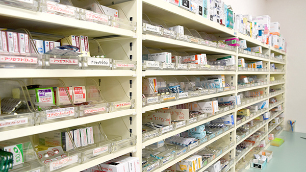 徳永薬局東松山店の薬棚