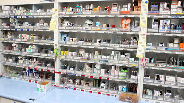 あすなろ薬局大越店の薬棚