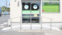 彩生薬局東方店の入口